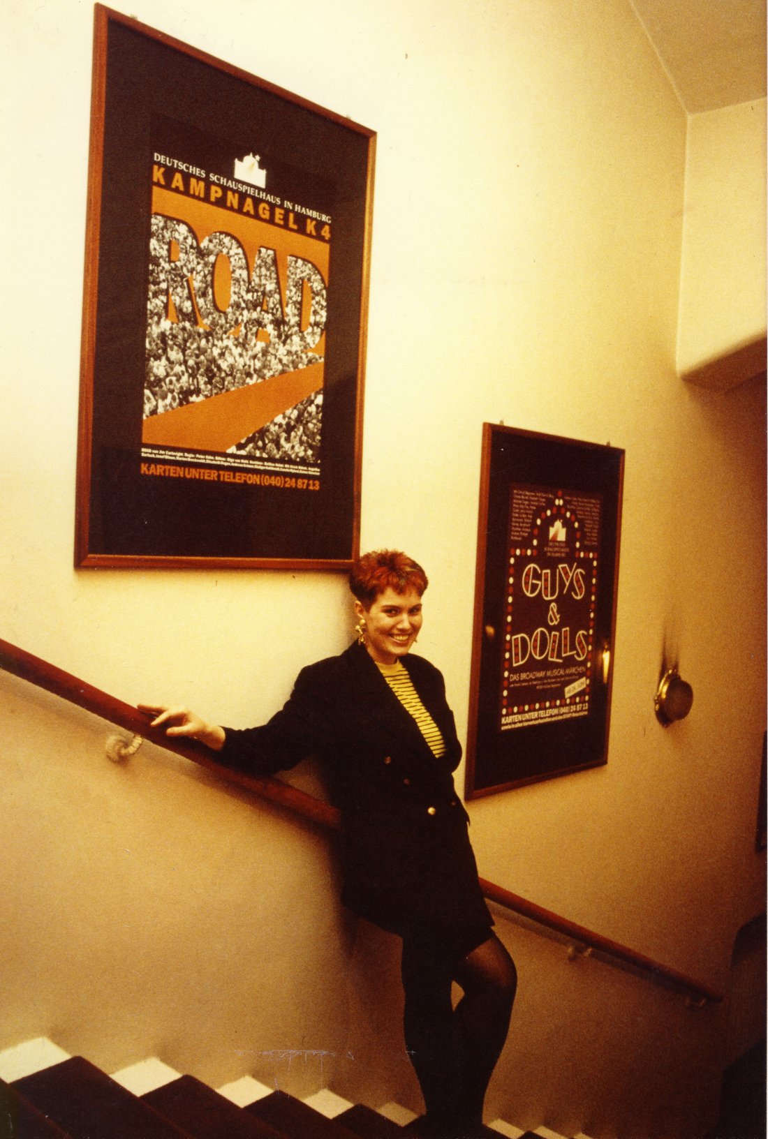 Die Künstlerin Eileen Heerdegen mit ihren Werken im Foyer des Hamburger Schauspielhauses